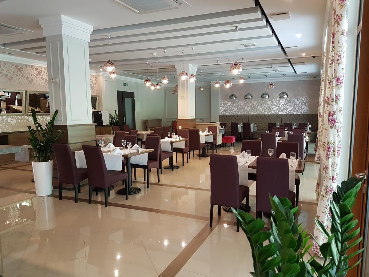 Hotel Cztery Pory Roku Бельск-Подляски Экстерьер фото